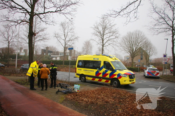 Overstekende fietser geschept door auto