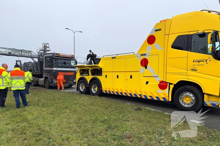 Gestrande vrachtwagen verspert oprit A50