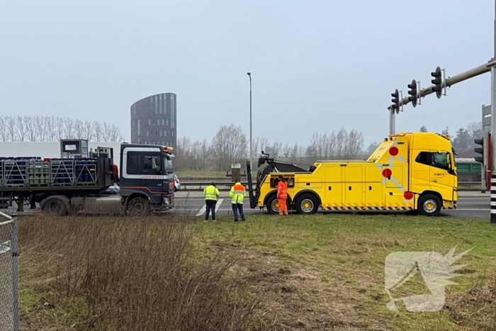 Gestrande vrachtwagen verspert oprit A50