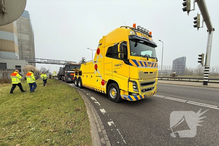 Gestrande vrachtwagen verspert oprit A50