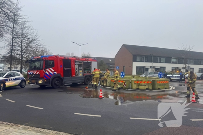 Brandweer reinigt vervuild wegdek