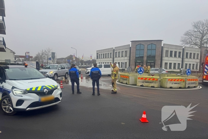 Brandweer reinigt vervuild wegdek