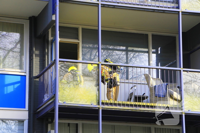 Politie breekt deur open nadat sigarettenpeuk tussen balkonvlonder valt