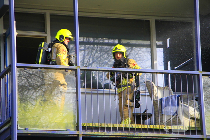 Politie breekt deur open nadat sigarettenpeuk tussen balkonvlonder valt