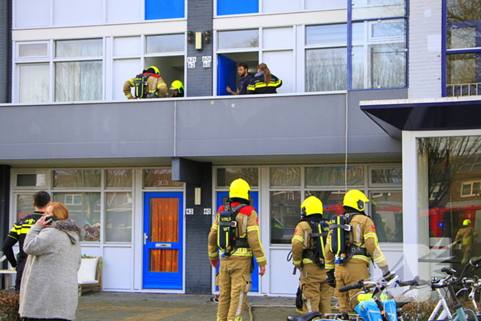 Politie breekt deur open nadat sigarettenpeuk tussen balkonvlonder valt