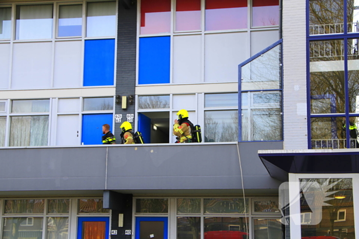 Politie breekt deur open nadat sigarettenpeuk tussen balkonvlonder valt