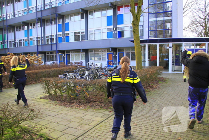 Politie breekt deur open nadat sigarettenpeuk tussen balkonvlonder valt