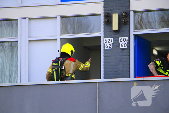 Politie breekt deur open nadat sigarettenpeuk tussen balkonvlonder valt