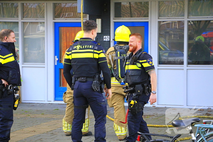 Politie breekt deur open nadat sigarettenpeuk tussen balkonvlonder valt