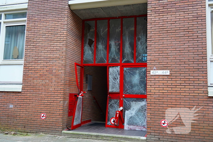 Ingang van portiek zwaar beschadigd na explosie