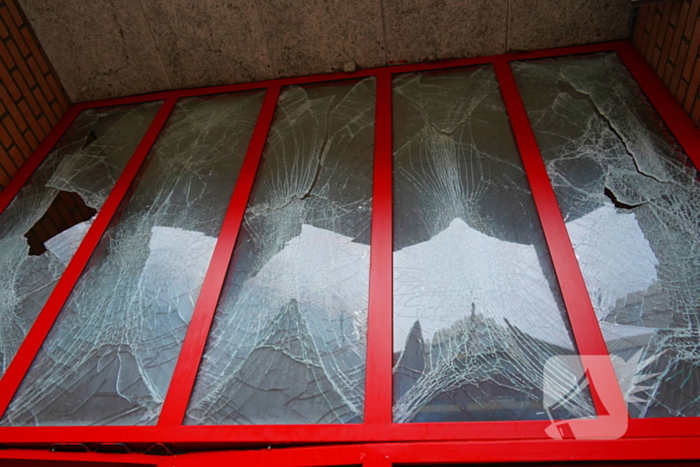 Ingang van portiek zwaar beschadigd na explosie