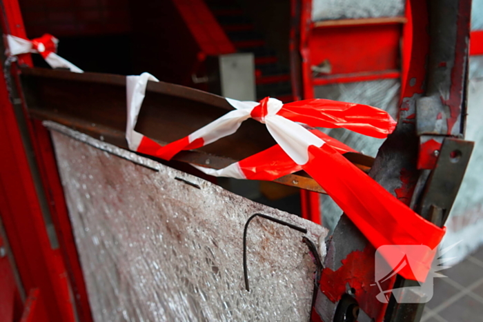 Ingang van portiek zwaar beschadigd na explosie