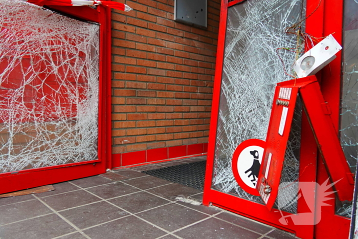 Ingang van portiek zwaar beschadigd na explosie