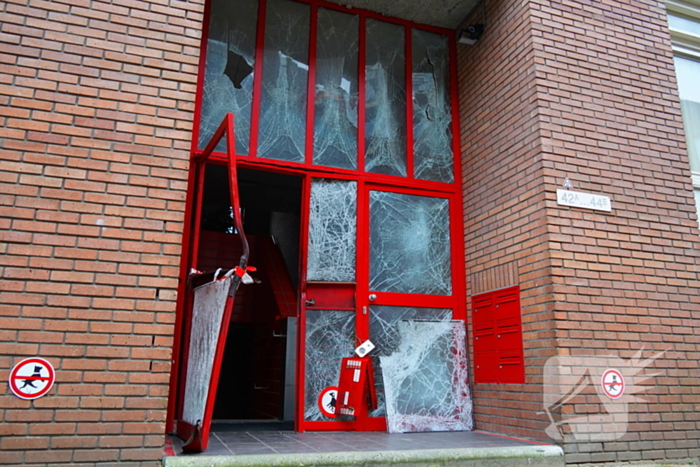 Ingang van portiek zwaar beschadigd na explosie