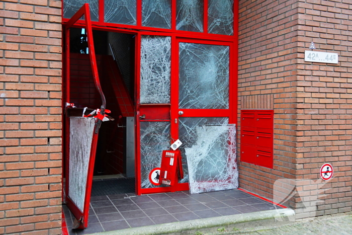 Ingang van portiek zwaar beschadigd na explosie