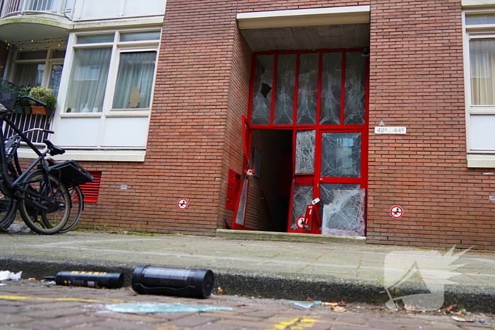 Ingang van portiek zwaar beschadigd na explosie