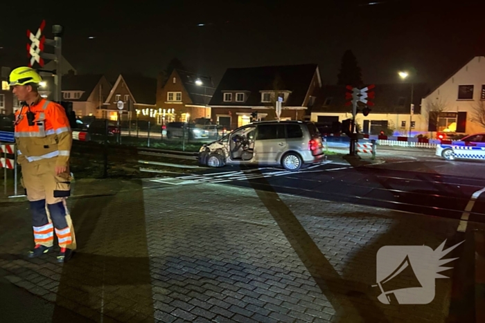 Auto geramd door trein op spoorwegovergang