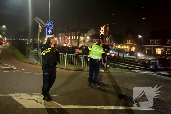 Auto geramd door trein op spoorwegovergang