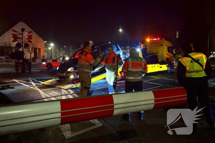 Auto geramd door trein op spoorwegovergang