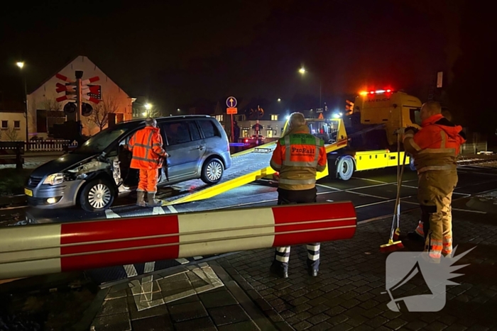 Auto geramd door trein op spoorwegovergang