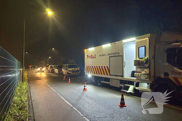 Auto geramd door trein op spoorwegovergang