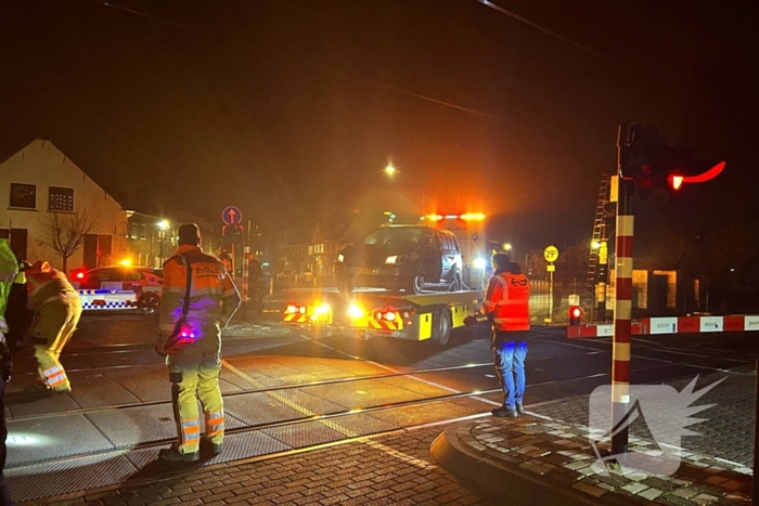 Auto geramd door trein op spoorwegovergang