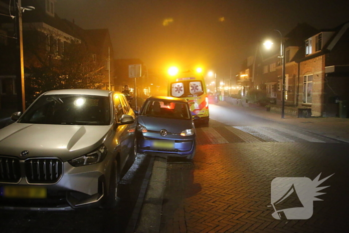 Automobiliste klapt op geparkeerde auto