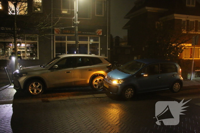 Automobiliste klapt op geparkeerde auto