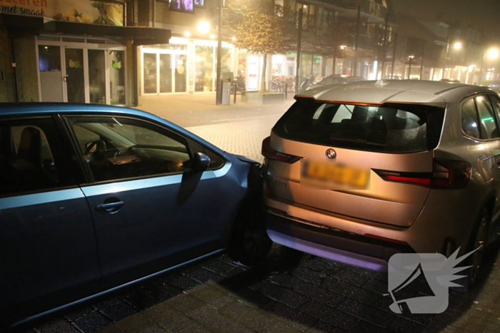 Automobiliste klapt op geparkeerde auto