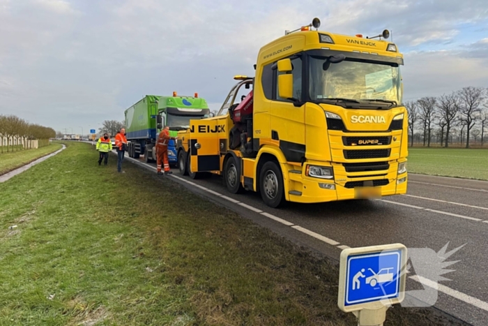 Vrachtwagen met kapotte versnellingsbak blokkeert weg
