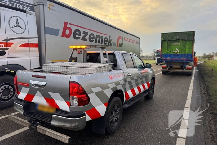 Vrachtwagen met kapotte versnellingsbak blokkeert weg
