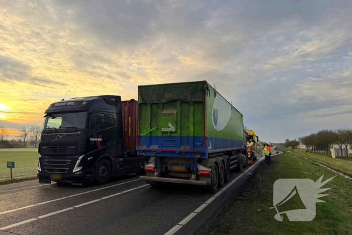 Vrachtwagen met kapotte versnellingsbak blokkeert weg