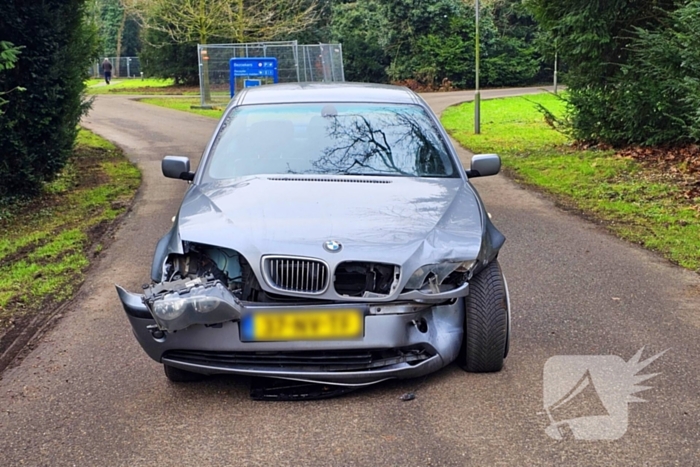 Auto belandt in sloot door botsing