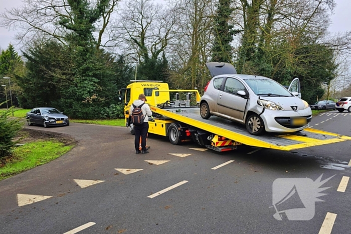 Auto belandt in sloot door botsing