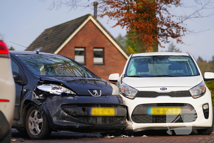 Twee auto's beschadigd bij ongeval