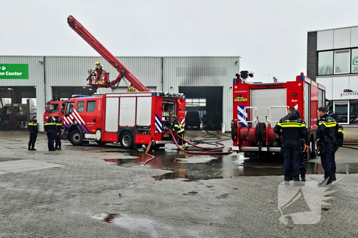 Bestelbus in brand bij garagebedrijf