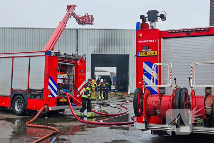 Bestelbus in brand bij garagebedrijf