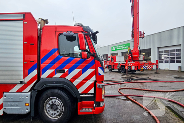 Bestelbus in brand bij garagebedrijf