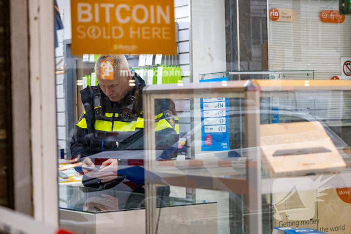 Politie doet onderzoek naar een overval op winkel
