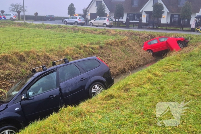 Twee voertuigen belanden in sloot na aanrijding