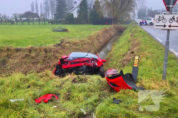 Twee voertuigen belanden in sloot na aanrijding