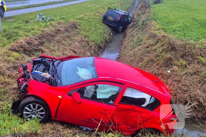 Twee voertuigen belanden in sloot na aanrijding