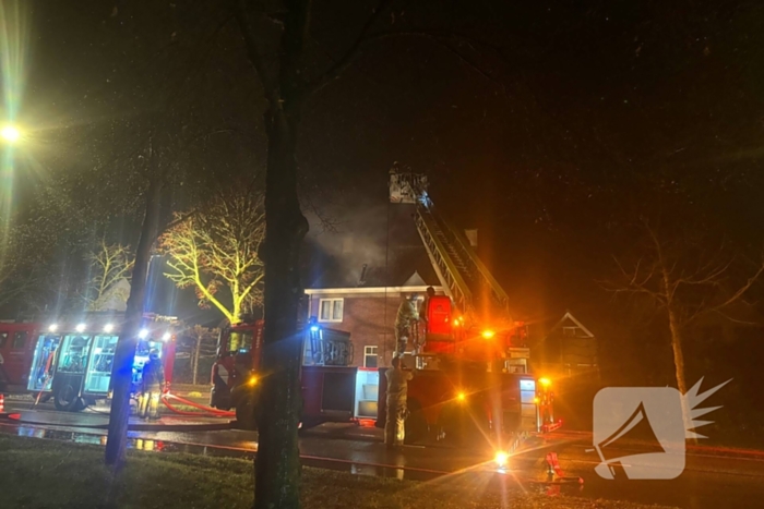Brandweer blust brand in dak van woning
