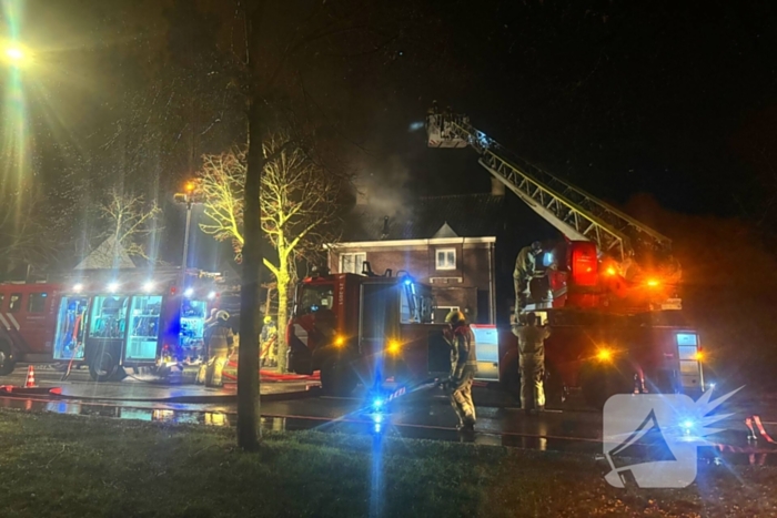 Brandweer blust brand in dak van woning