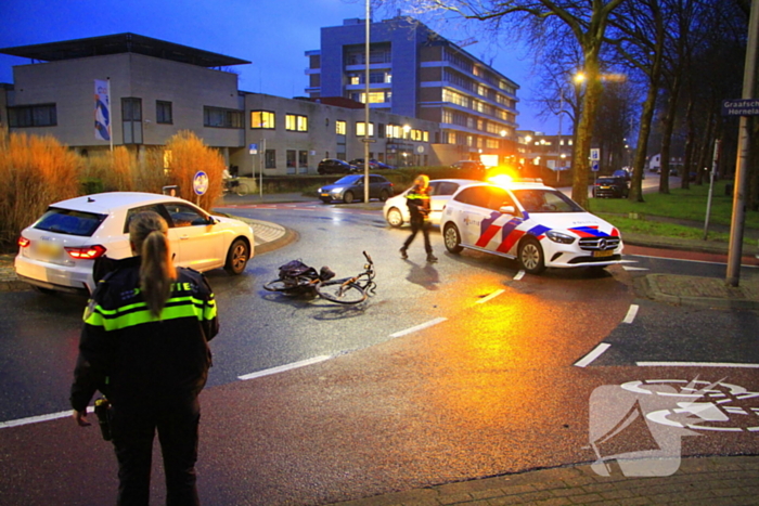Fietser gewond bij botsing met auto