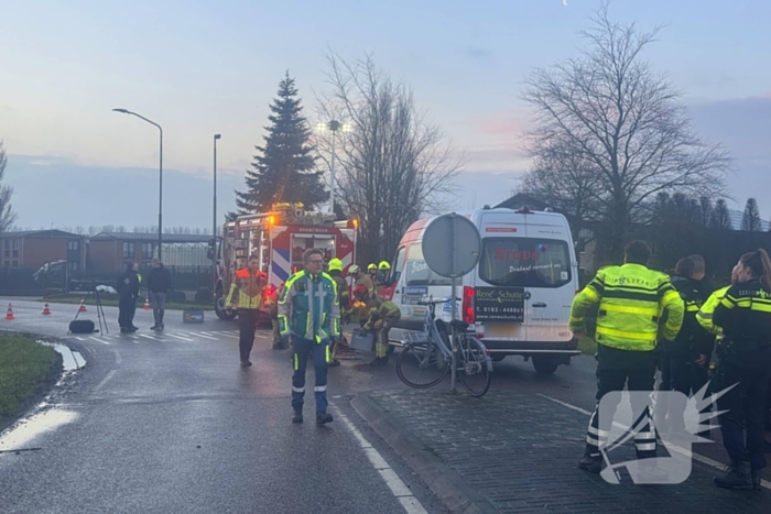 Fietser vast onder buurtbus