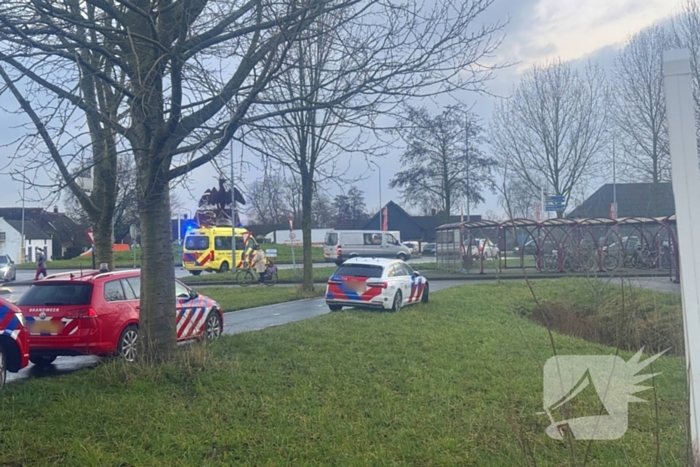 Fietser vast onder buurtbus
