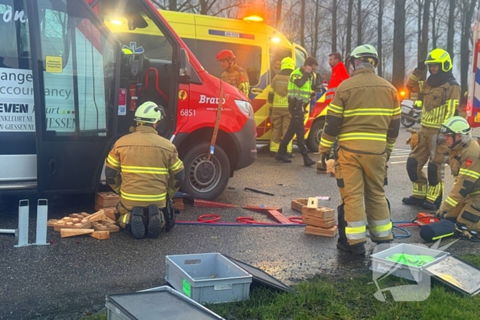 Fietser vast onder buurtbus