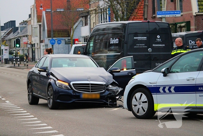 Schade na botsing tussen personenauto en bestelbus