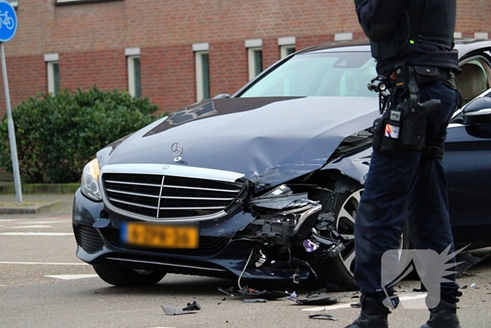 Schade na botsing tussen personenauto en bestelbus